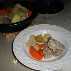 タジン鍋で甘い野菜と鶏手羽元酒蒸し